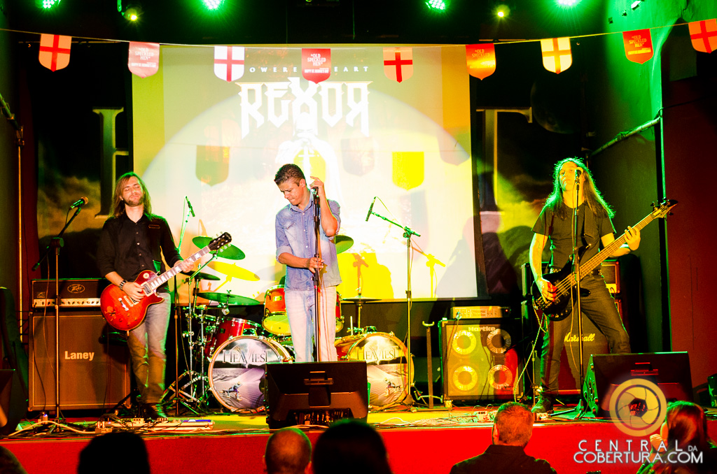 Noite de Metal no Gillan's Inn English Rock Bar com Rexor